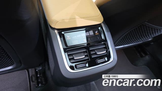 Volvo XC60 2025 — Фото 18/20