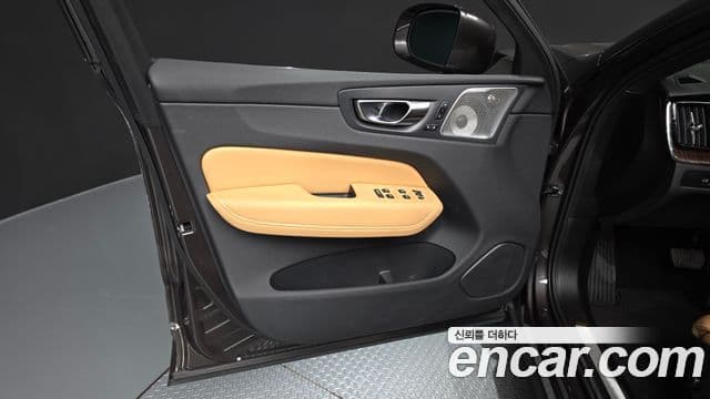 Volvo XC60 2025 — Photo 8/33