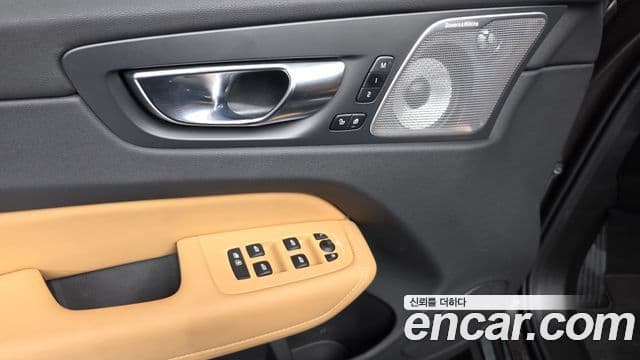 Volvo XC60 2025 — Photo 28/33