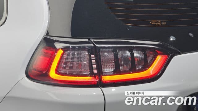 Jeep Cherokee 2021 — Şəkil 28/30