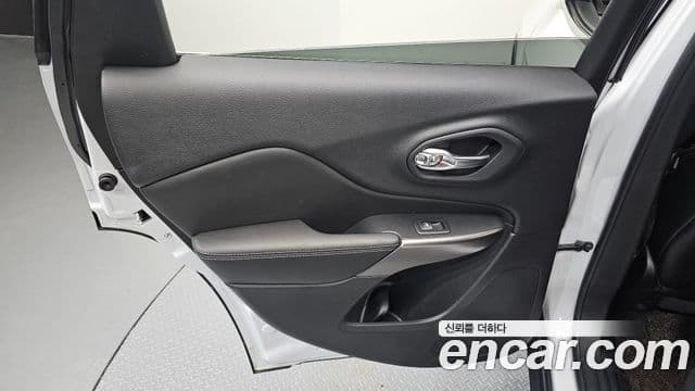 Jeep Cherokee 2021 — Şəkil 25/30
