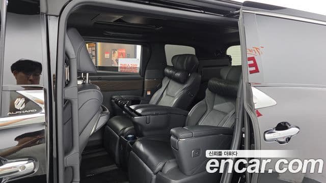 Toyota Alphard 2024 — Photo 1/20