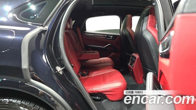 Porsche Cayenne 2022 — Photo 17/35