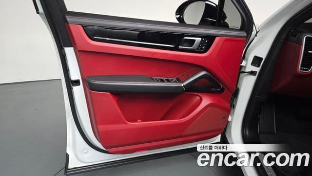 Porsche Cayenne 2022 — Photo 26/34