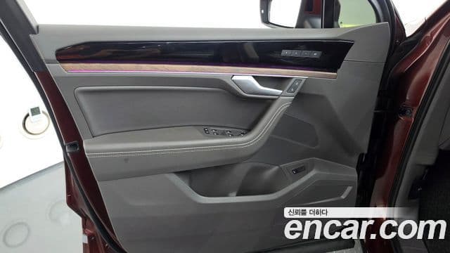 Volkswagen Touareg 2023 — ფოტო 33/41