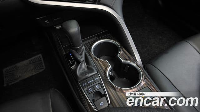 Toyota Camry 2021 — Photo 19/32