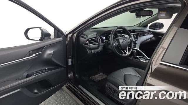 Toyota Camry 2021 — Photo 11/32
