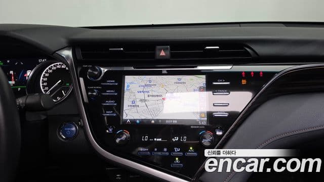 Toyota Camry 2021 — Photo 9/32