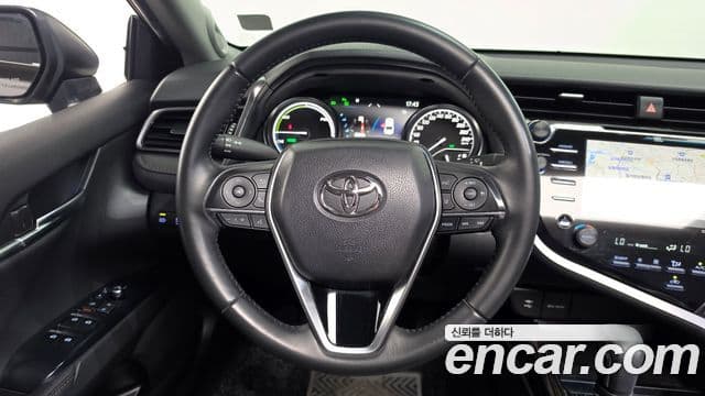Toyota Camry 2021 — Photo 1/32