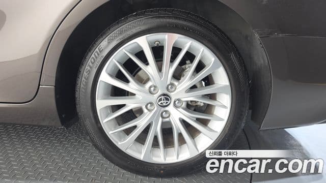 Toyota Camry 2021 — Photo 25/32