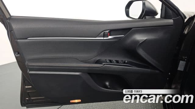 Toyota Camry 2021 — Photo 17/32