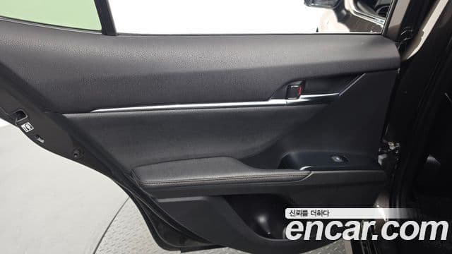 Toyota Camry 2021 — Photo 23/32