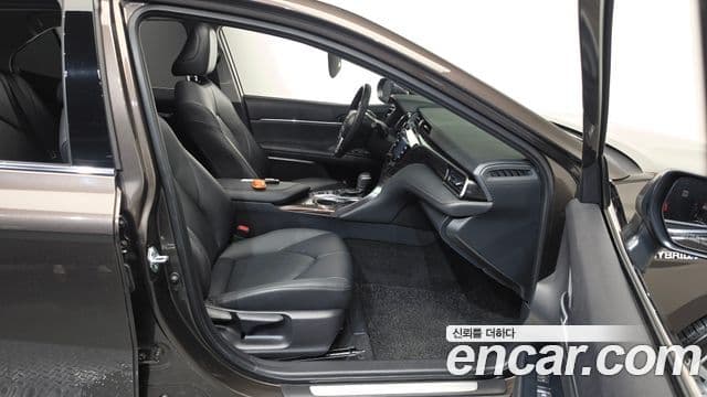 Toyota Camry 2021 — Photo 6/32