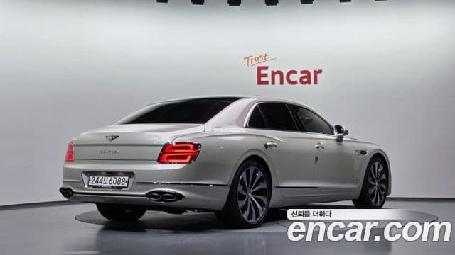 Bentley Flying Spur 2023 — Фото 1/20
