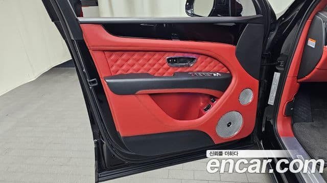 Bentley Bentayga 2023 — Photo 28/36