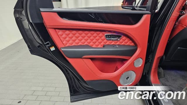 Bentley Bentayga 2023 — Photo 26/36