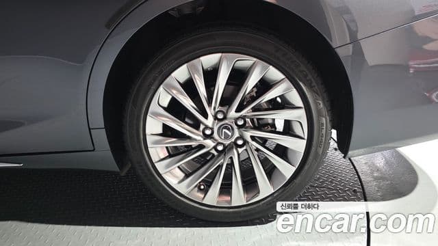 Lexus ES300h 2025 — Photo 15/46