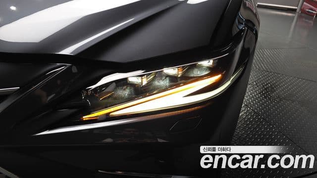 Lexus ES300h 2025 — Photo 18/46