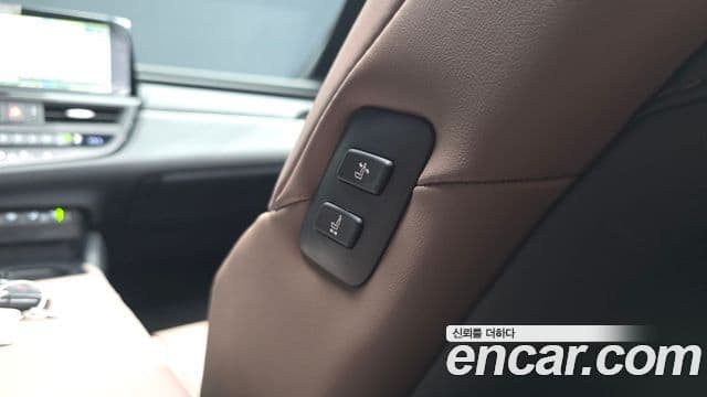 Lexus ES300h 2025 — Photo 37/46