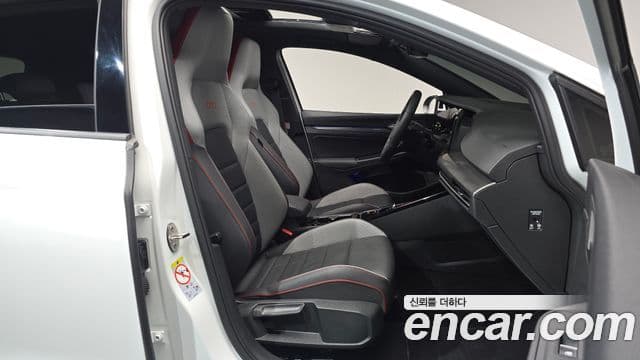 Volkswagen Golf 2024 — Photo 17/33