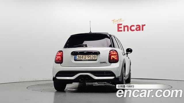 Mini Cooper S 2022 — Photo 13/36