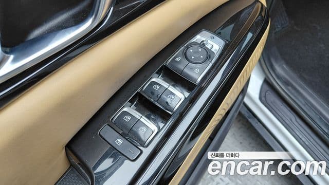 Kia Carnival 2022 — ფოტო 17/32