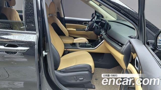 Kia Carnival 2023 — ფოტო 8/31