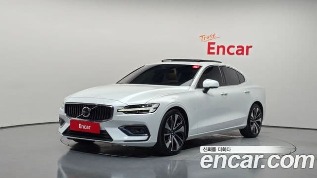 Volvo S60 2023 — Фото 1/20
