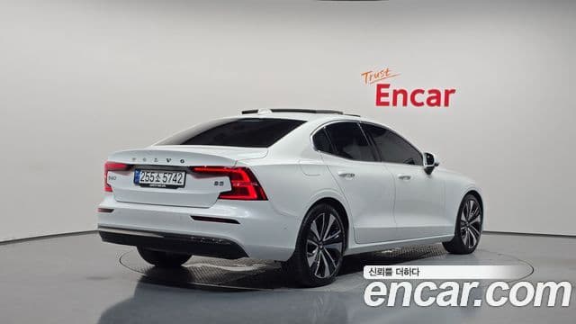Volvo S60 2023 — Фото 2/20