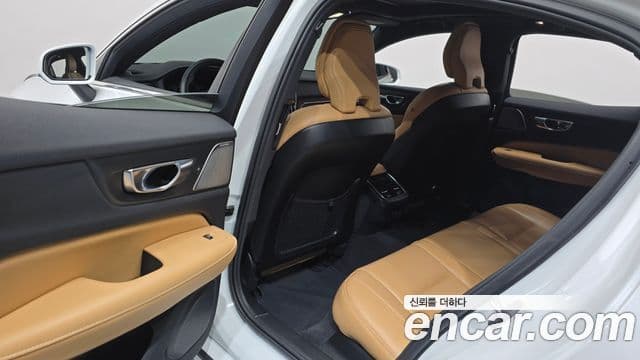 Volvo S60 2023 — ფოტო 7/32