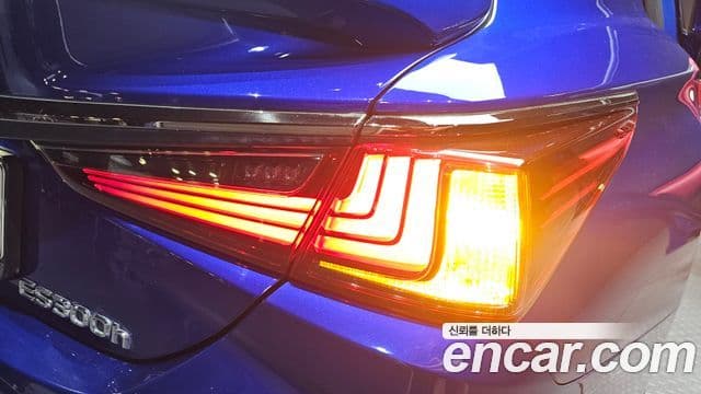 Lexus ES300h 2022 — Photo 3/30