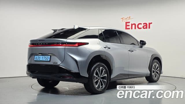 Lexus RZ450e 2023 — ფოტო 7/30