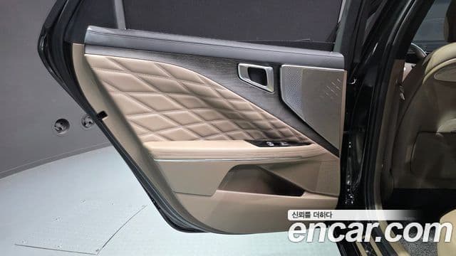 Kia K8 2023 — Photo 10/32