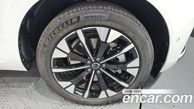 Volvo XC60 2025 — ფოტო 14/38