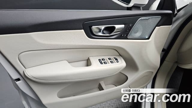 Volvo XC60 2025 — ფოტო 27/38