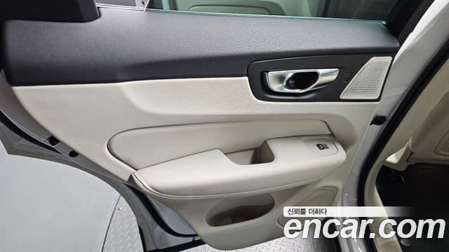 Volvo XC60 2025 — ფოტო 30/38