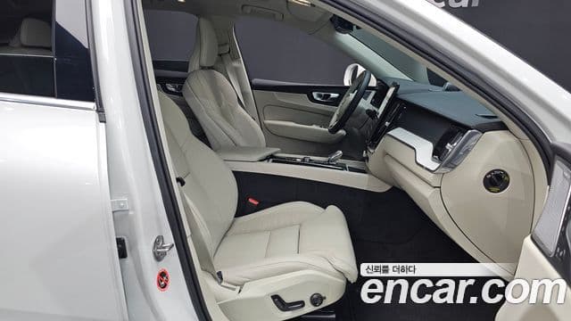 Volvo XC60 2025 — ფოტო 21/38