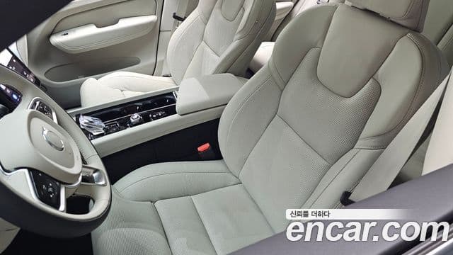 Volvo XC60 2025 — ფოტო 4/38