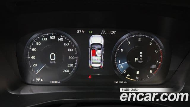 Volvo XC40 2021 — Фото 8/20