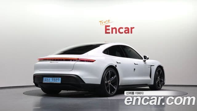 Porsche Taycan 2021 — ფოტო 17/20