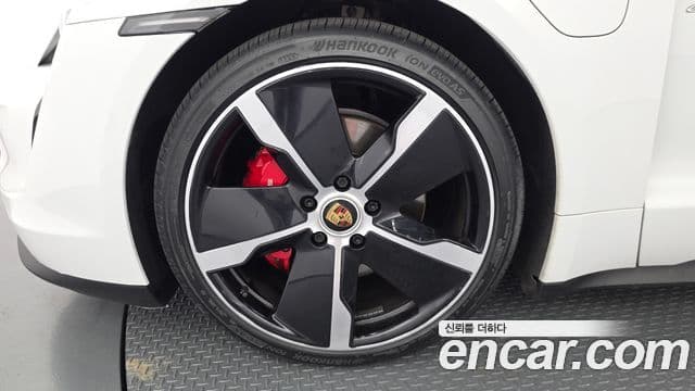 Porsche Taycan 2021 — ფოტო 7/20