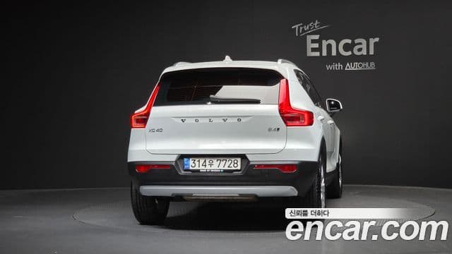Volvo XC40 2021 — Фото 4/20