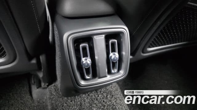 Volvo XC40 2021 — Фото 18/20