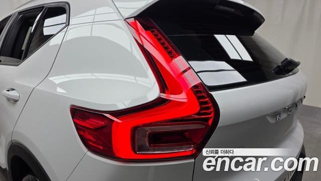 Volvo XC40 2021 — Şəkil 30/31