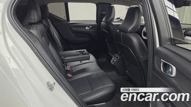 Volvo XC40 2021 — Şəkil 27/31