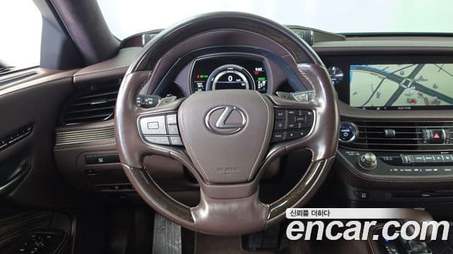 Lexus LS500h 2018 — Photo 8/20