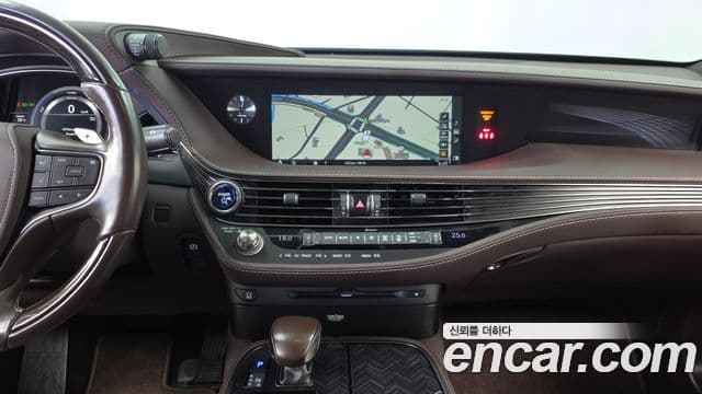 Lexus LS500h 2018 — Photo 7/20