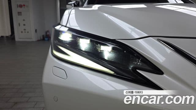 Lexus ES300h 2025 — ფოტო 30/34