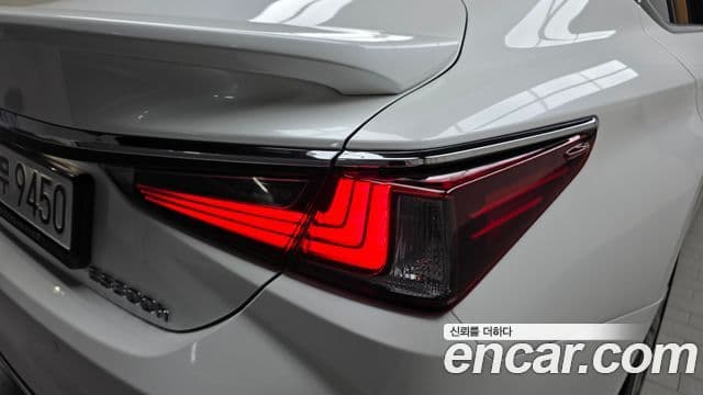 Lexus ES300h 2025 — ფოტო 34/34