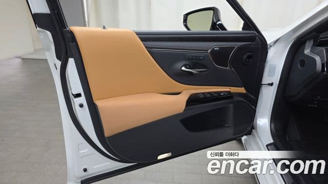 Lexus ES300h 2025 — ფოტო 18/34